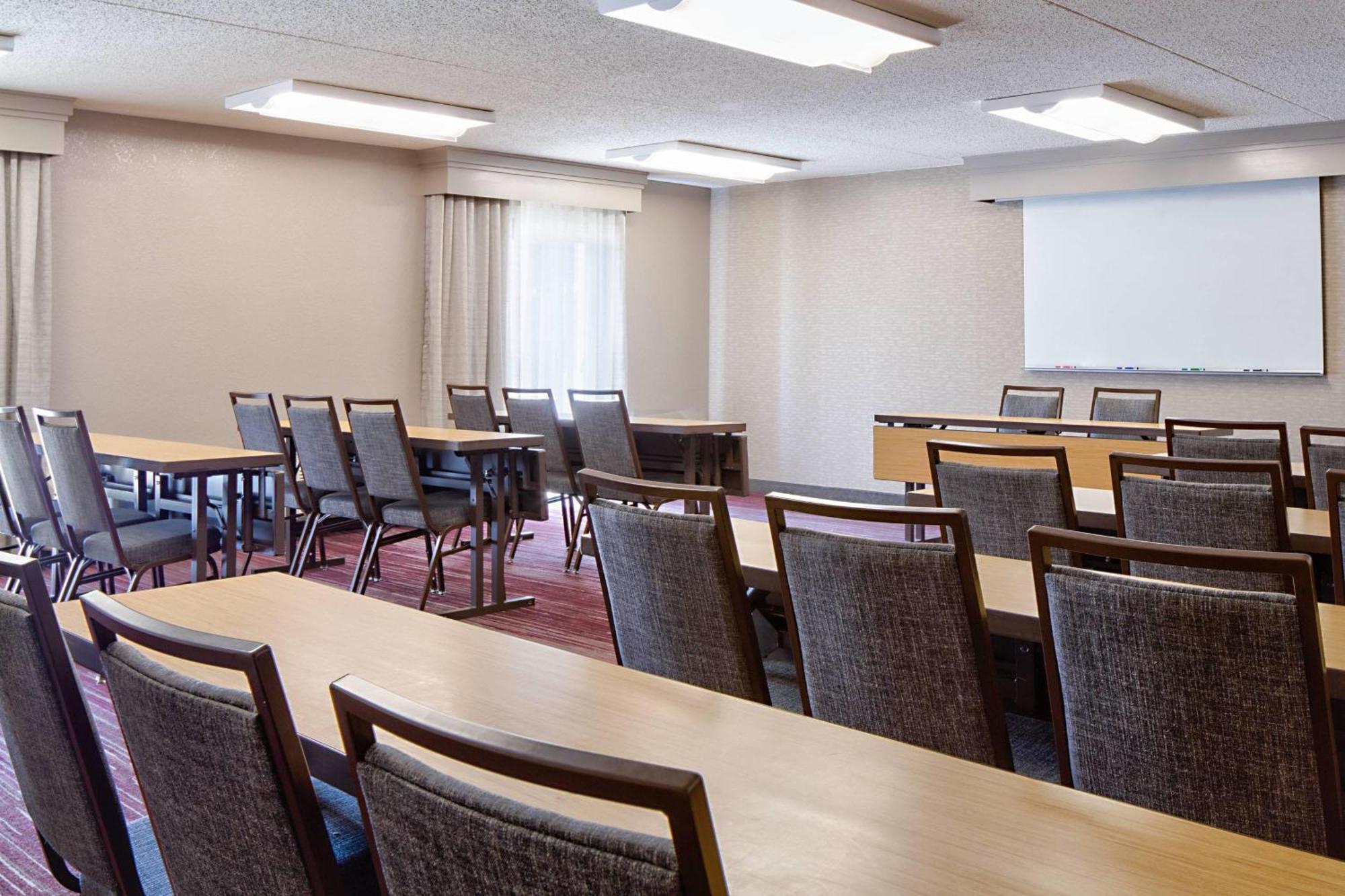 Courtyard By Marriott Dallas Arlington Entertainment District Ngoại thất bức ảnh